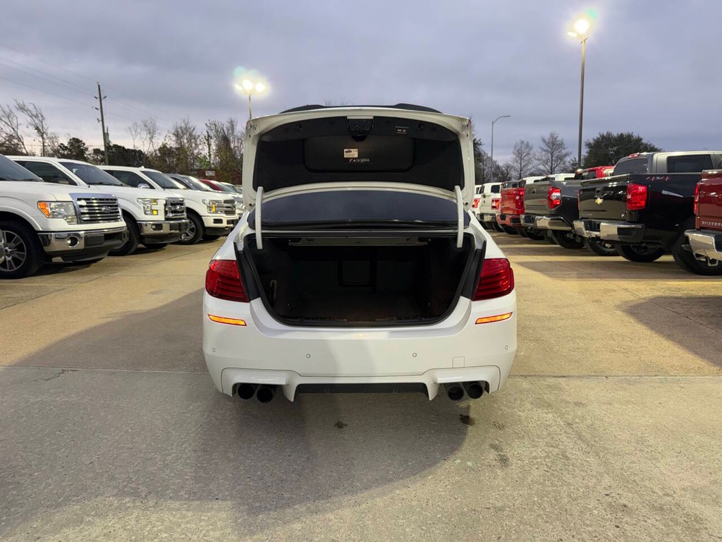 BMW M5 Vehicle Full-screen Gallery Image 39