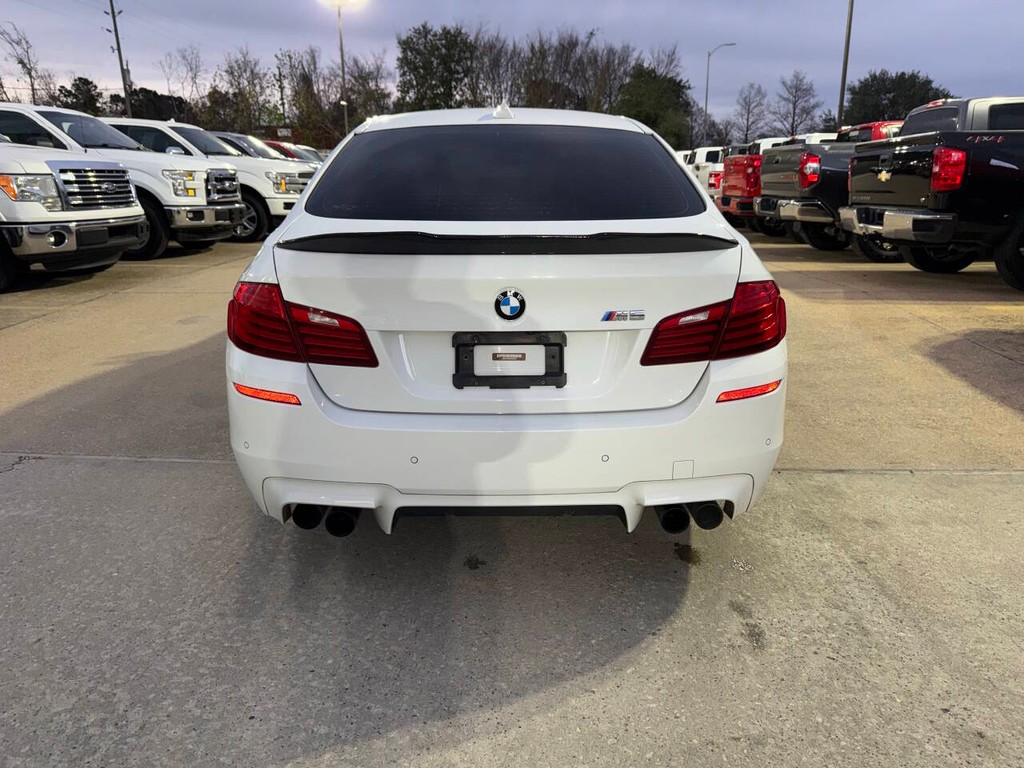 BMW M5 Vehicle Full-screen Gallery Image 41