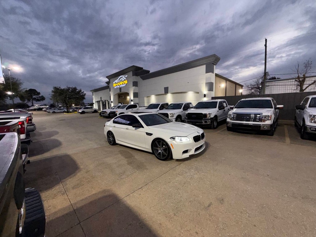 BMW M5 Vehicle Full-screen Gallery Image 46