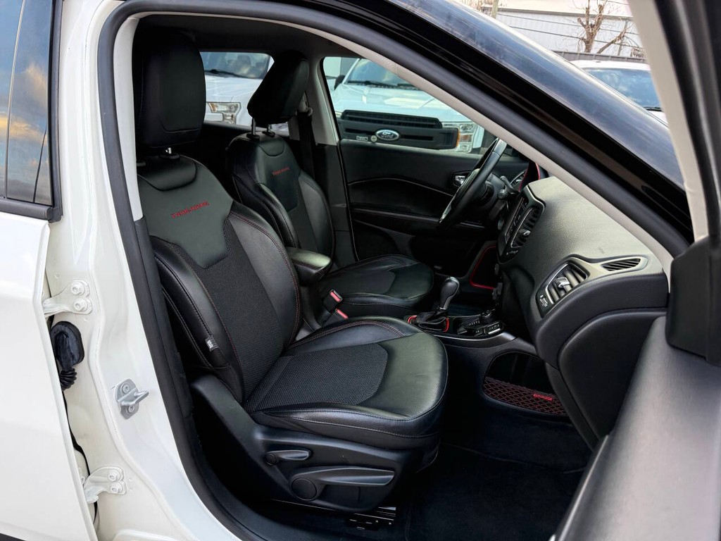 Jeep Compass Vehicle Full-screen Gallery Image 10