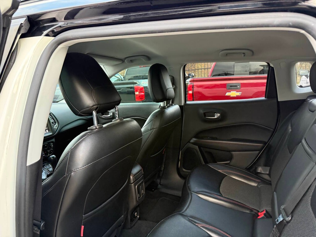 Jeep Compass Vehicle Full-screen Gallery Image 12