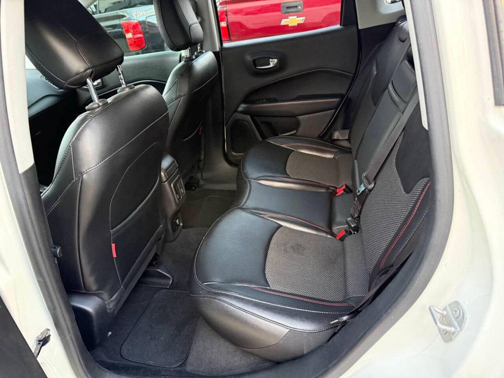 Jeep Compass Vehicle Full-screen Gallery Image 13