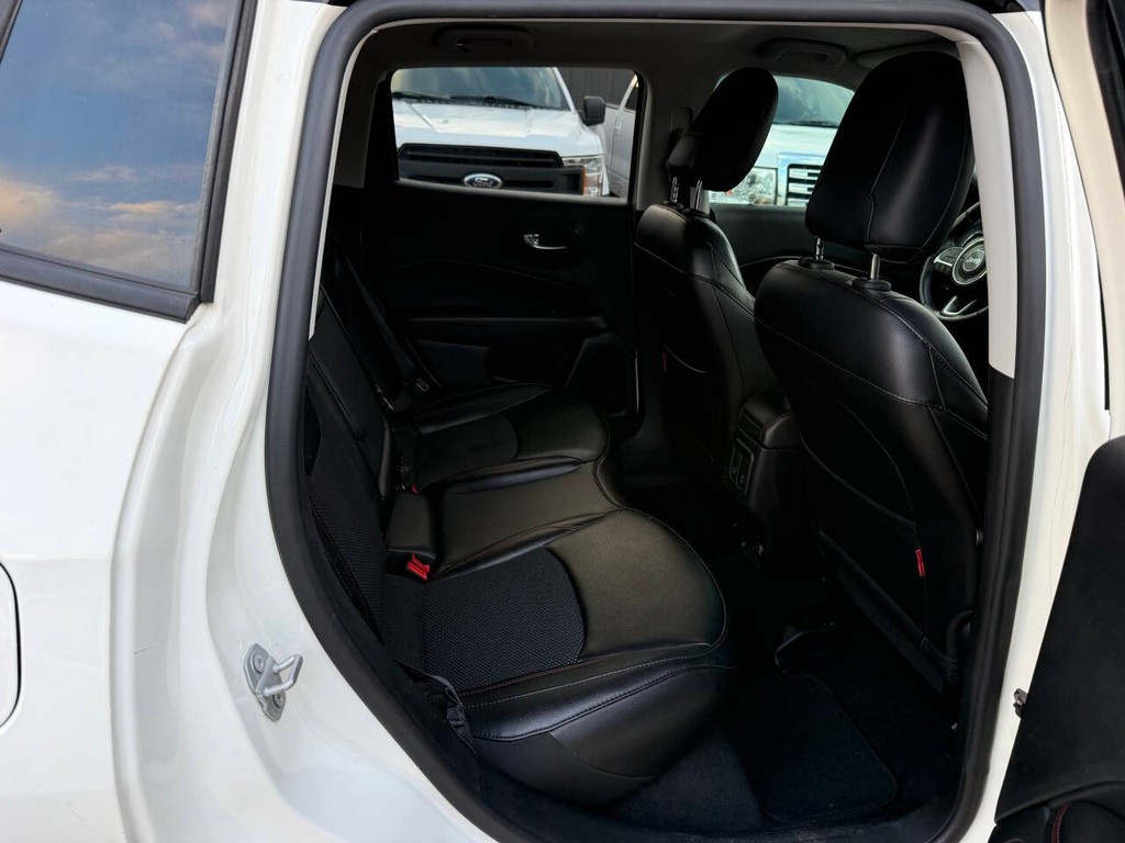 Jeep Compass Vehicle Full-screen Gallery Image 15