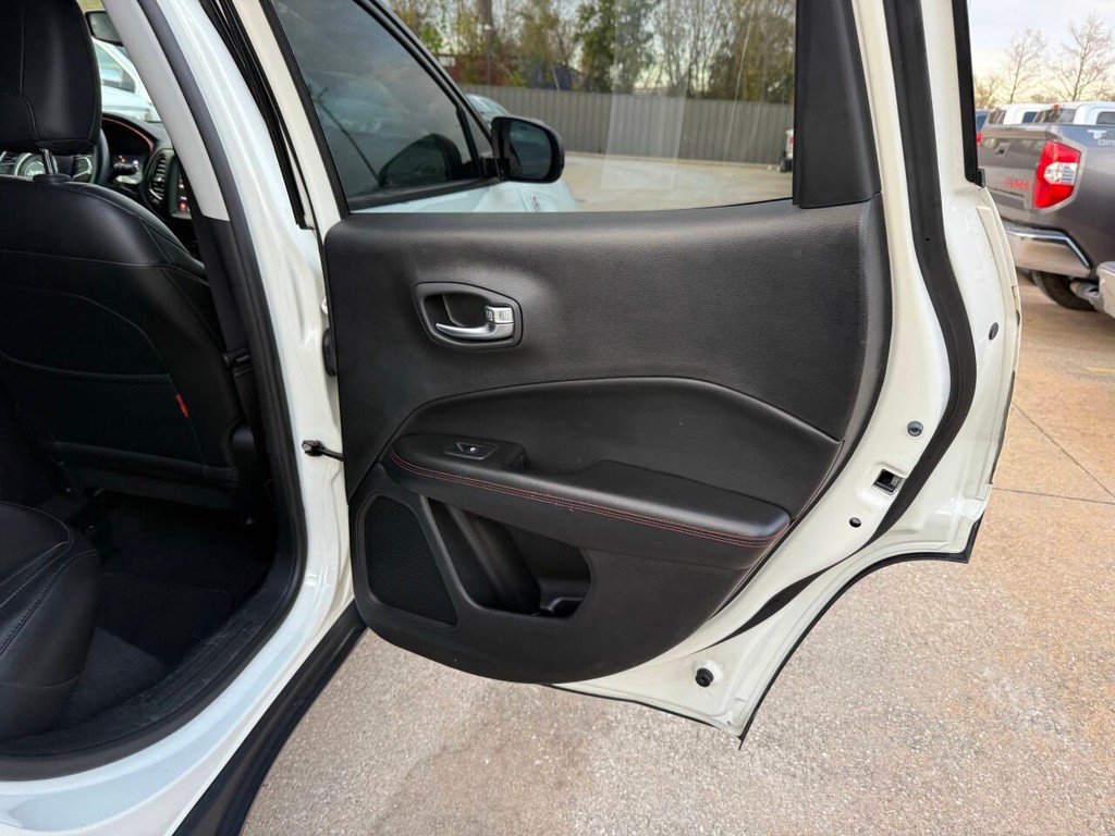 Jeep Compass Vehicle Full-screen Gallery Image 16