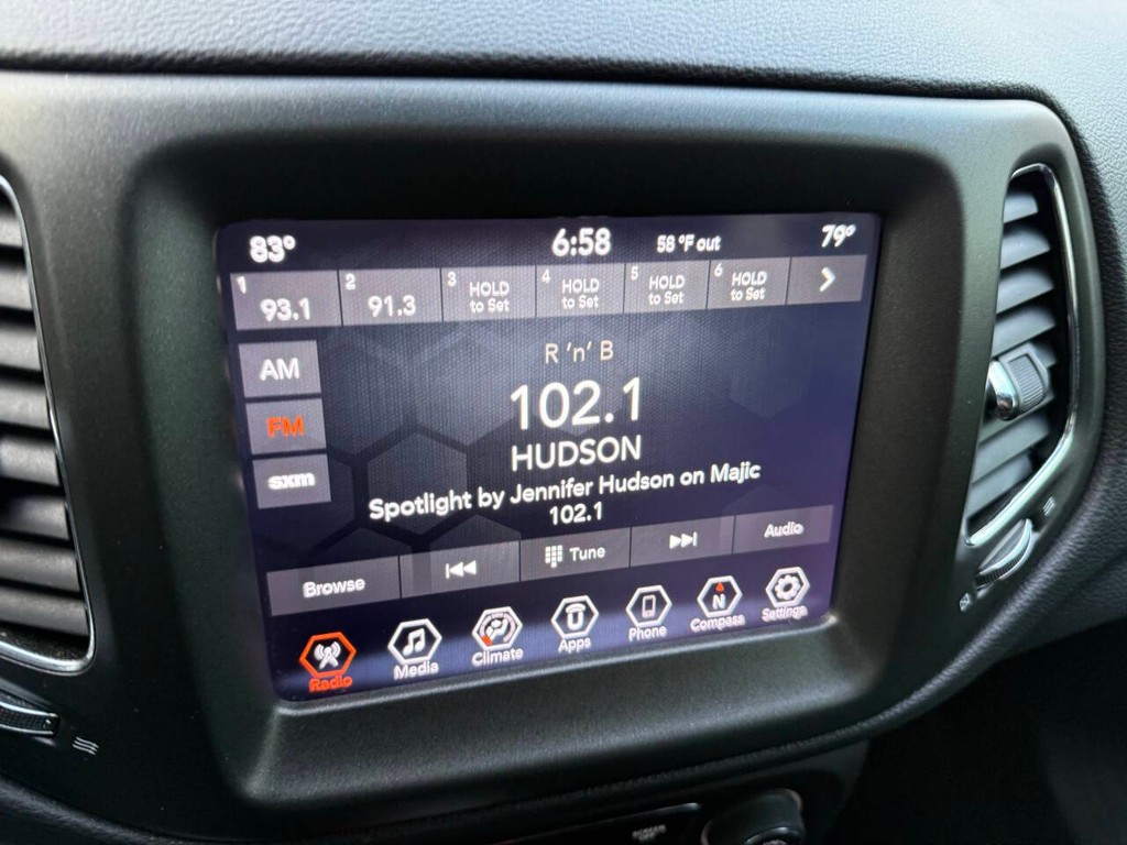 Jeep Compass Vehicle Full-screen Gallery Image 25