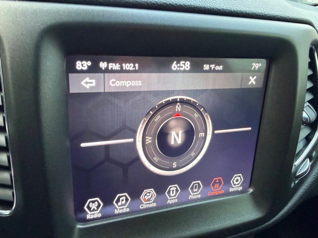 Jeep Compass Vehicle Full-screen Gallery Image 28