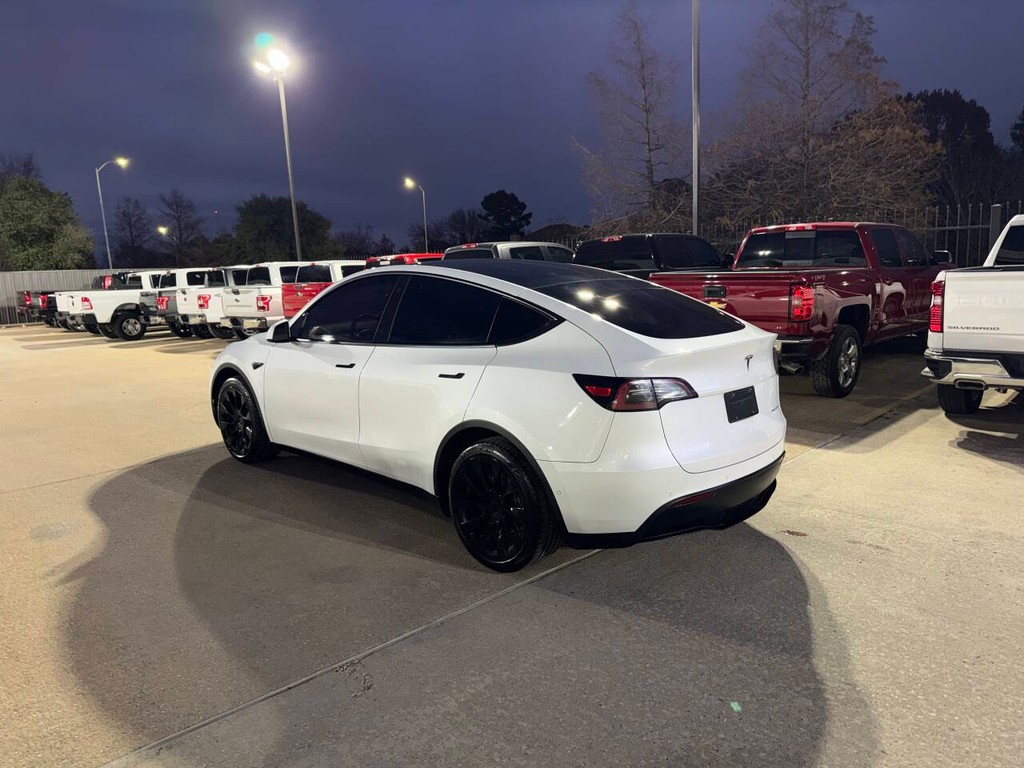 Tesla Model Y Vehicle Full-screen Gallery Image 04