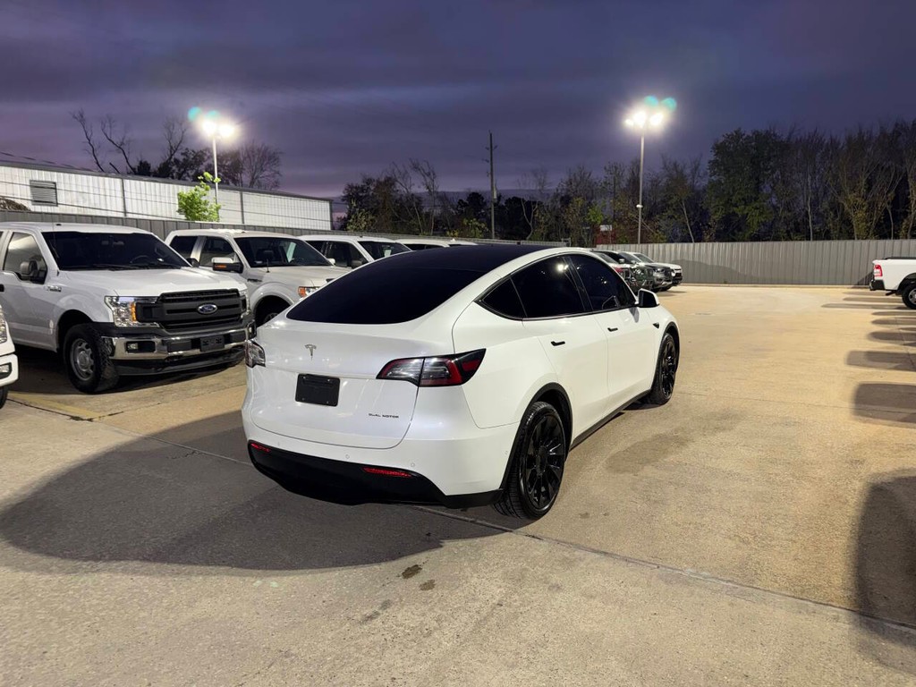 Tesla Model Y Vehicle Full-screen Gallery Image 05