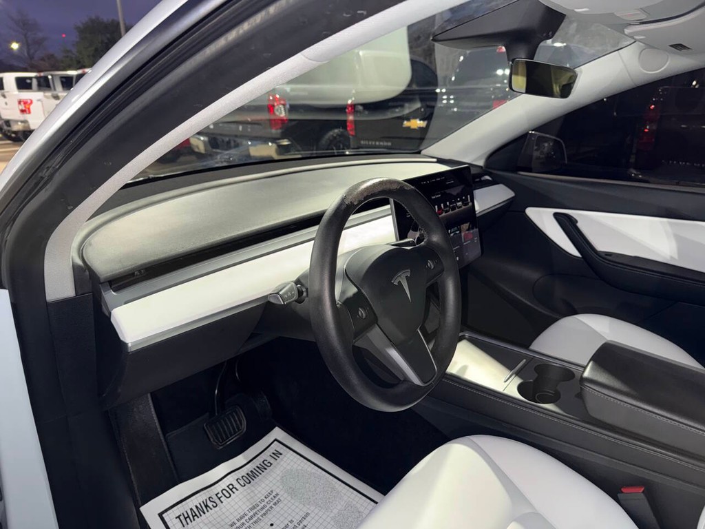 Tesla Model Y Vehicle Full-screen Gallery Image 06