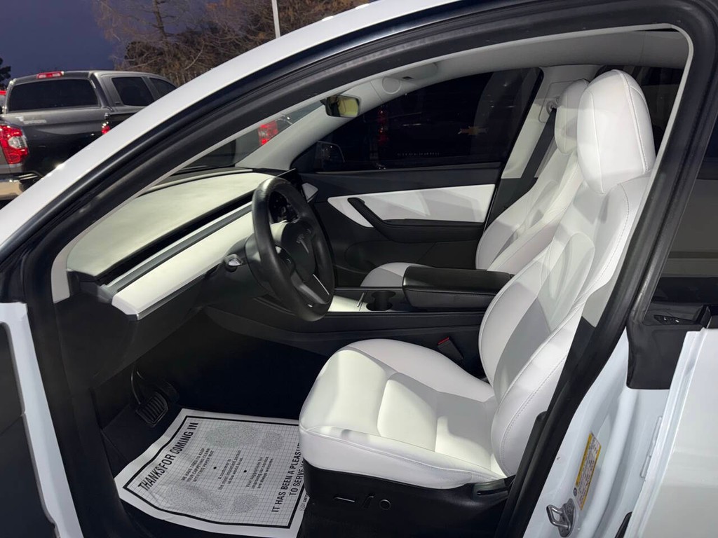 Tesla Model Y Vehicle Full-screen Gallery Image 07