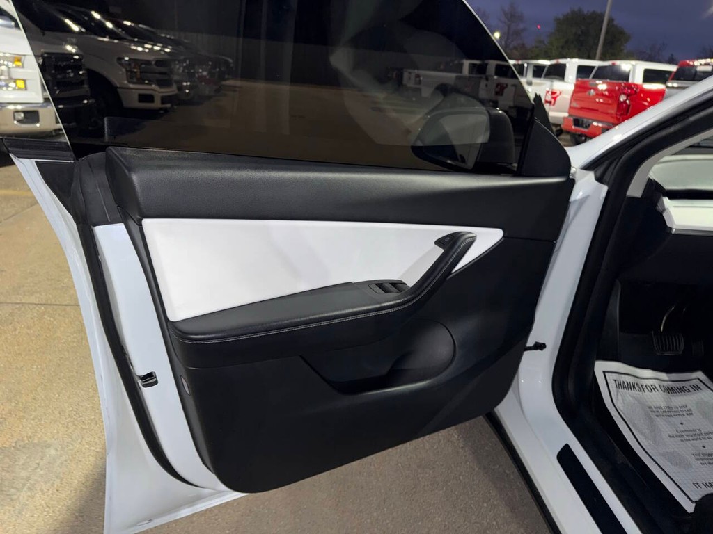 Tesla Model Y Vehicle Full-screen Gallery Image 08