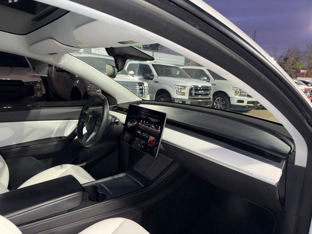 Tesla Model Y Vehicle Full-screen Gallery Image 09