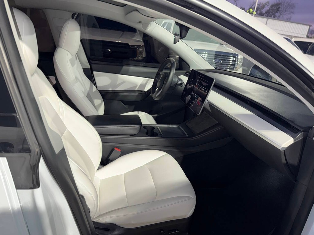 Tesla Model Y Vehicle Full-screen Gallery Image 10