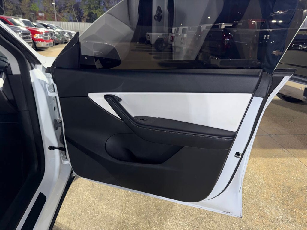 Tesla Model Y Vehicle Full-screen Gallery Image 11