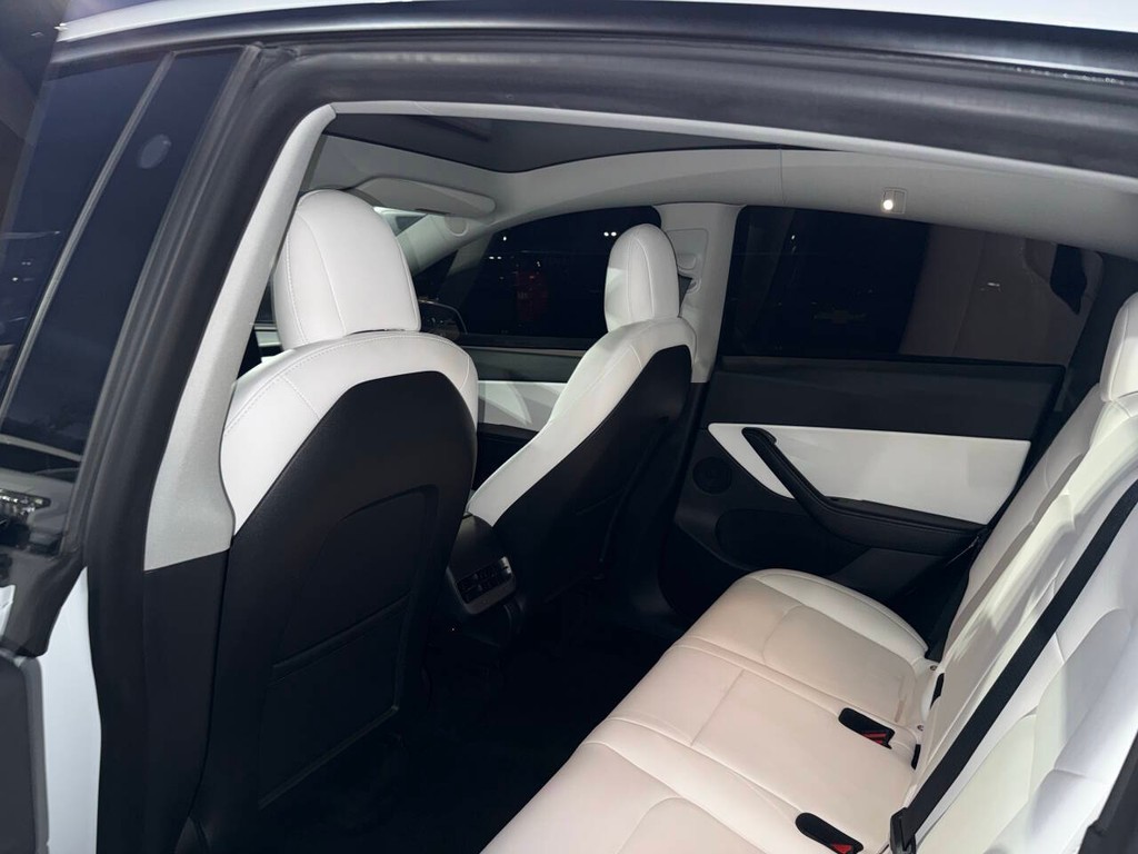 Tesla Model Y Vehicle Full-screen Gallery Image 12