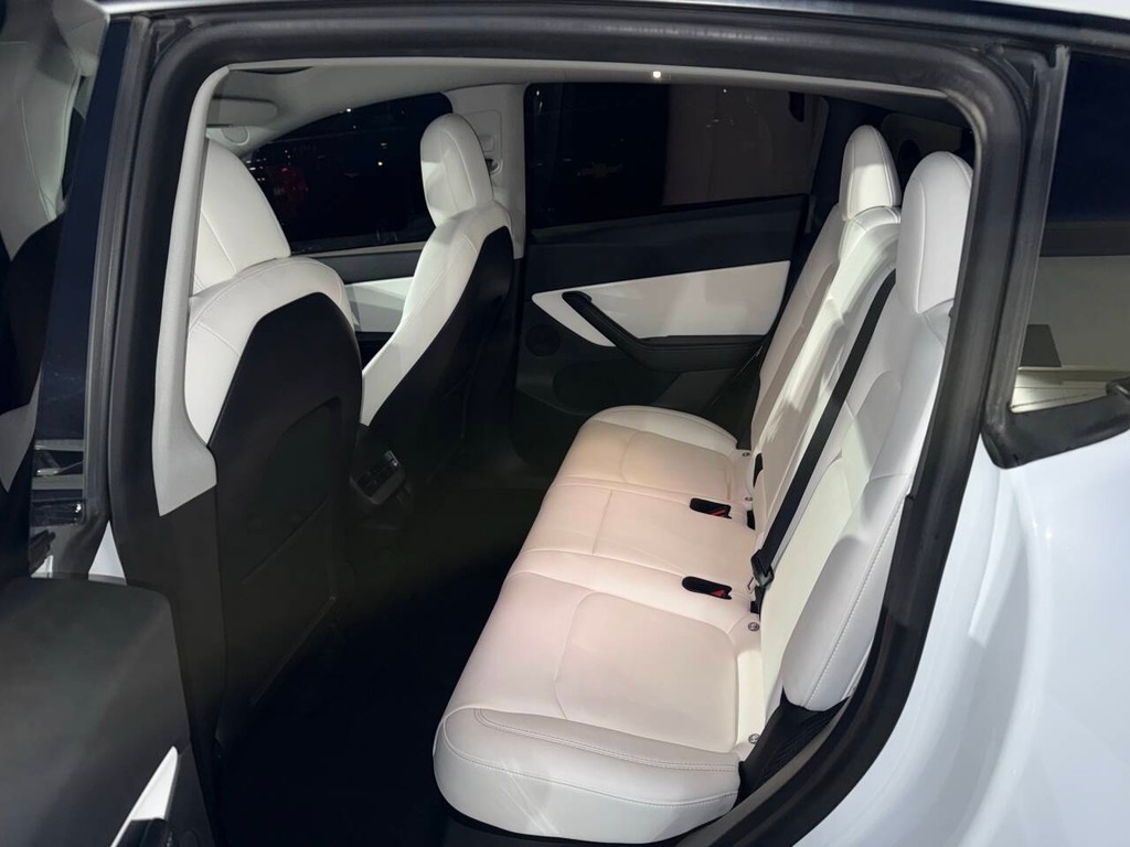 Tesla Model Y Vehicle Full-screen Gallery Image 13