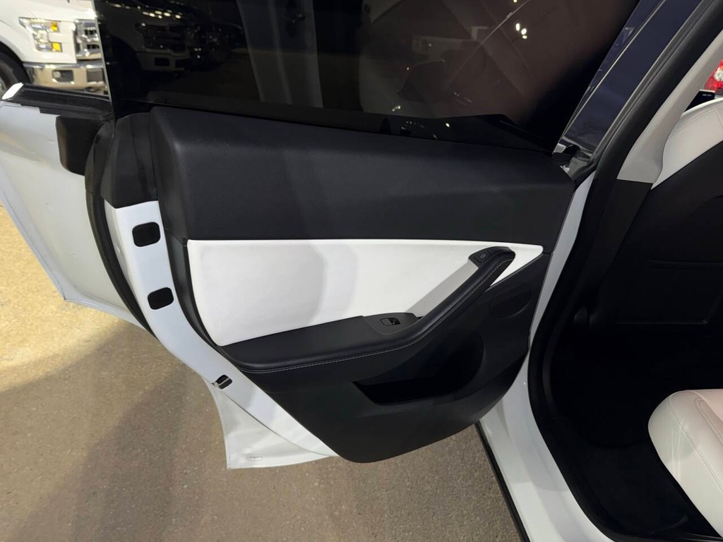 Tesla Model Y Vehicle Full-screen Gallery Image 14