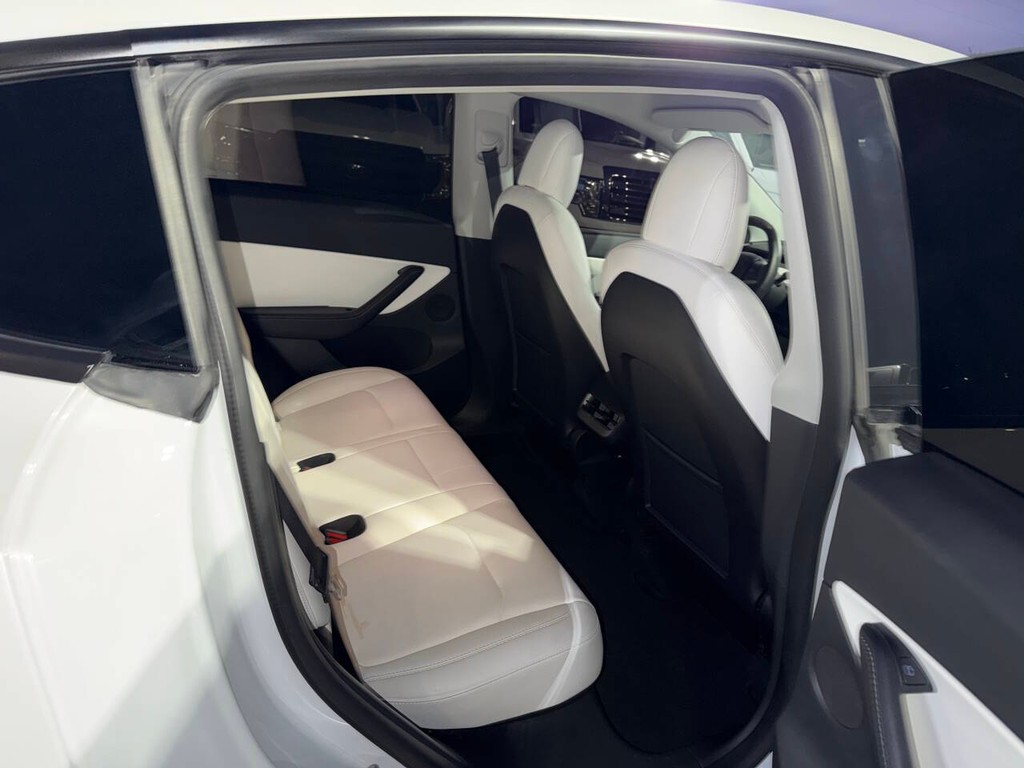 Tesla Model Y Vehicle Full-screen Gallery Image 15