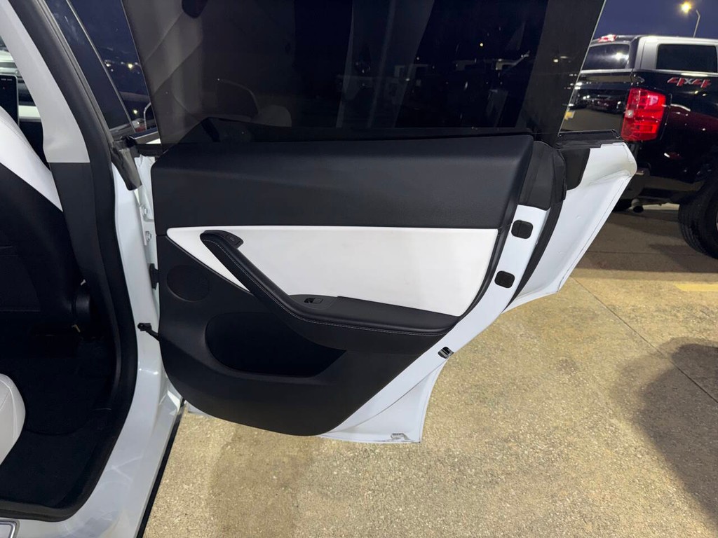 Tesla Model Y Vehicle Full-screen Gallery Image 16