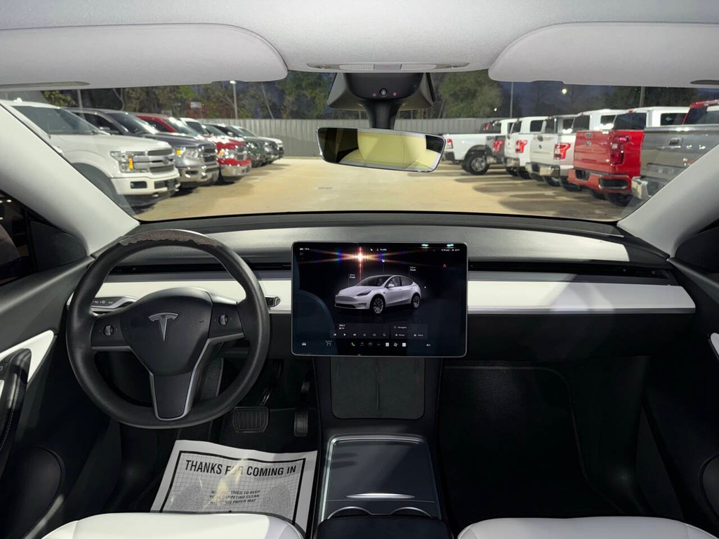 Tesla Model Y Vehicle Full-screen Gallery Image 17