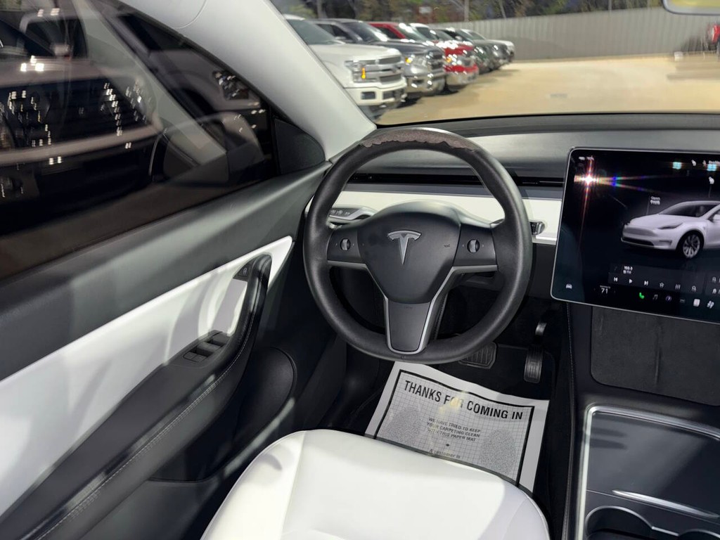 Tesla Model Y Vehicle Full-screen Gallery Image 19