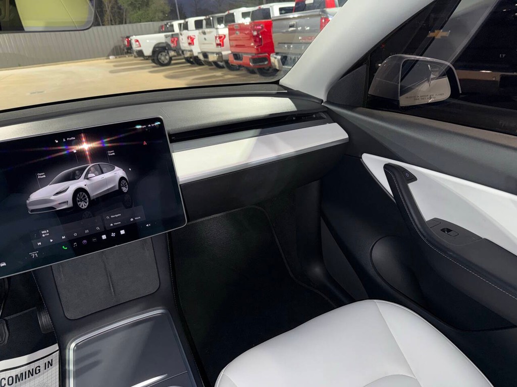 Tesla Model Y Vehicle Full-screen Gallery Image 20