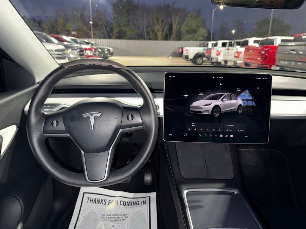 Tesla Model Y Vehicle Full-screen Gallery Image 21