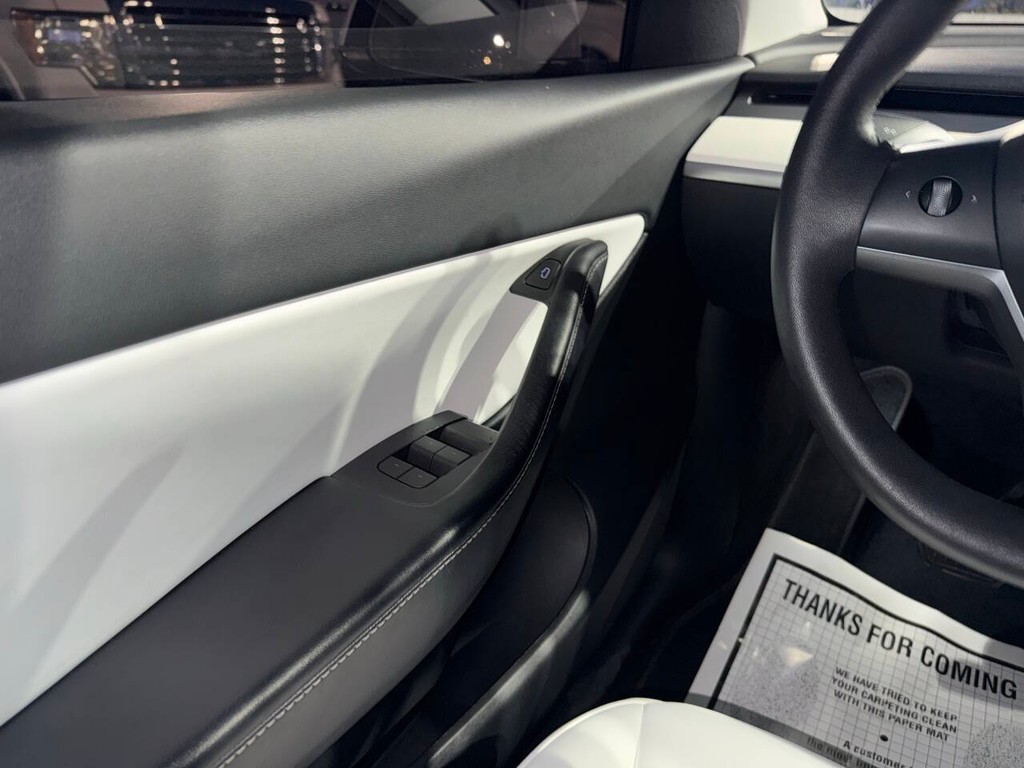 Tesla Model Y Vehicle Full-screen Gallery Image 23