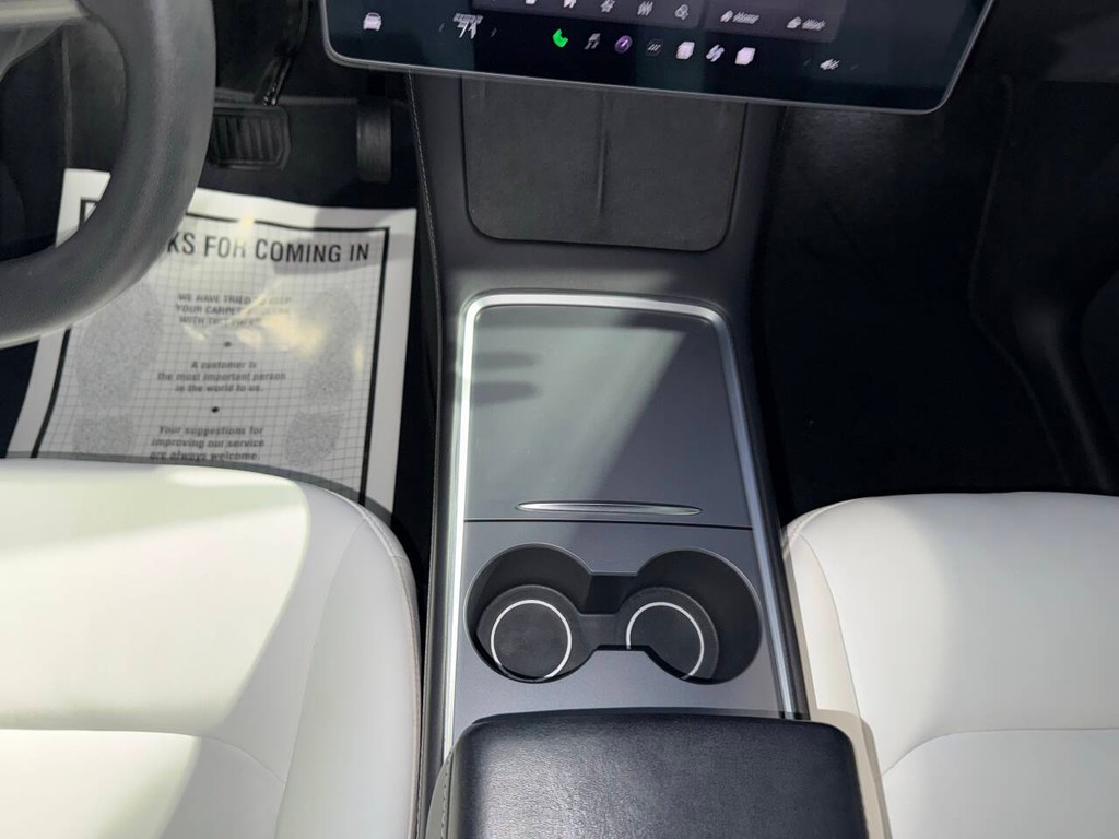 Tesla Model Y Vehicle Full-screen Gallery Image 26