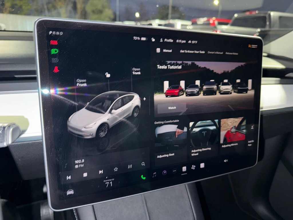 Tesla Model Y Vehicle Full-screen Gallery Image 27