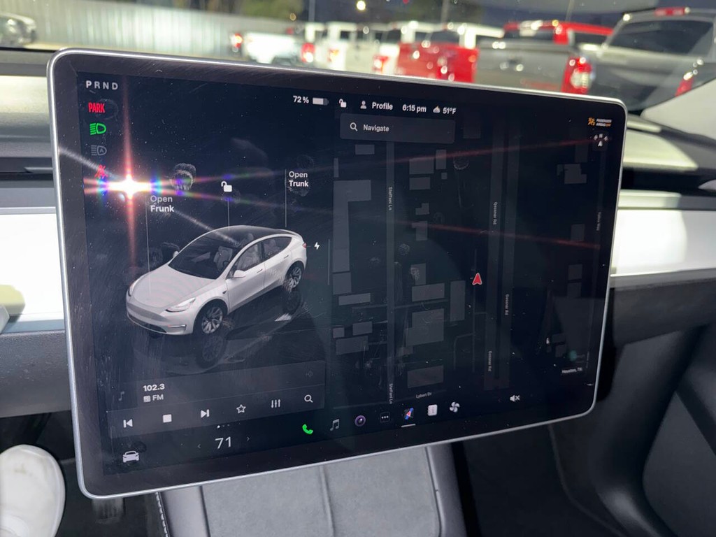 Tesla Model Y Vehicle Full-screen Gallery Image 28