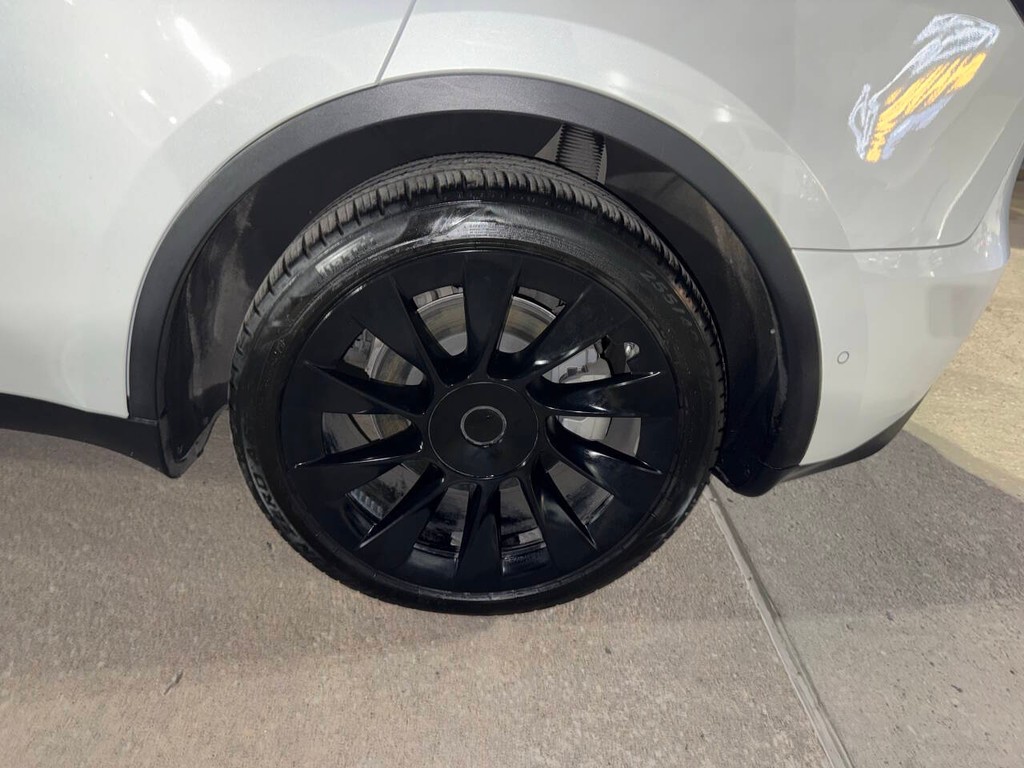 Tesla Model Y Vehicle Full-screen Gallery Image 31