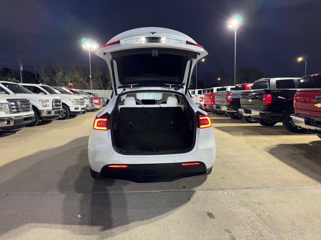 Tesla Model Y Vehicle Full-screen Gallery Image 32