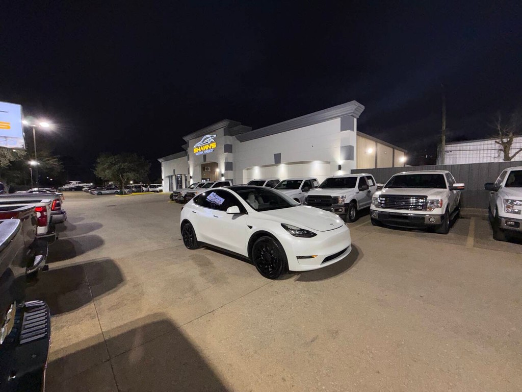 Tesla Model Y Vehicle Full-screen Gallery Image 40