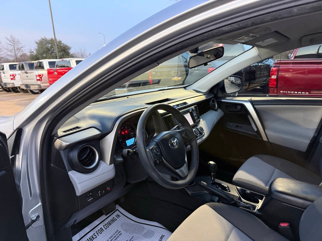 Toyota RAV4 Vehicle Full-screen Gallery Image 06