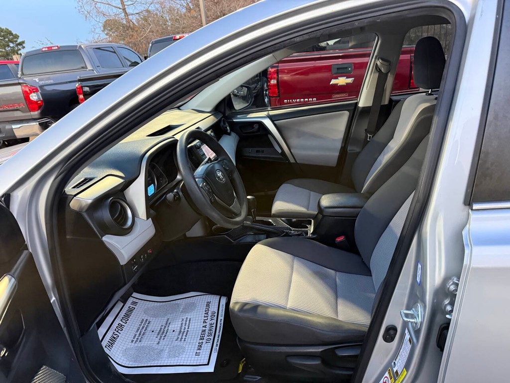 Toyota RAV4 Vehicle Full-screen Gallery Image 07