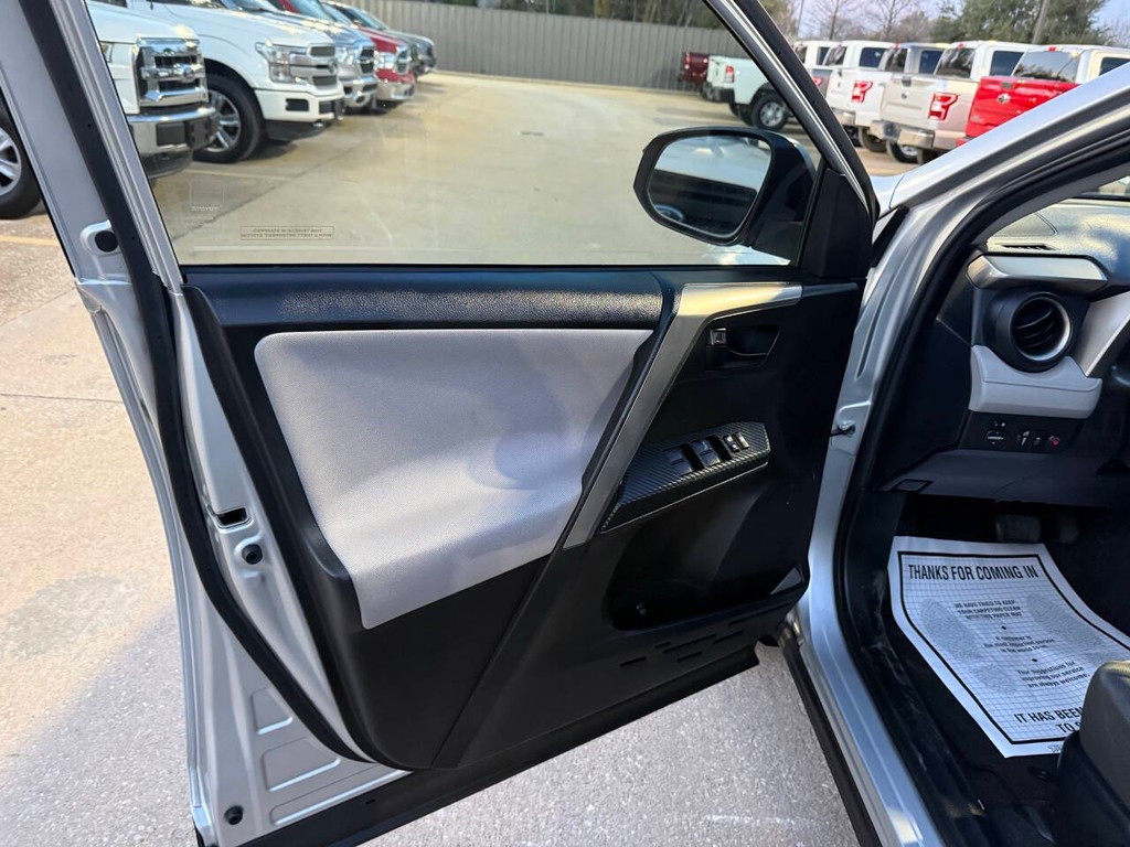 Toyota RAV4 Vehicle Full-screen Gallery Image 08