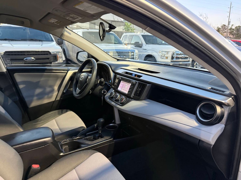 Toyota RAV4 Vehicle Full-screen Gallery Image 09