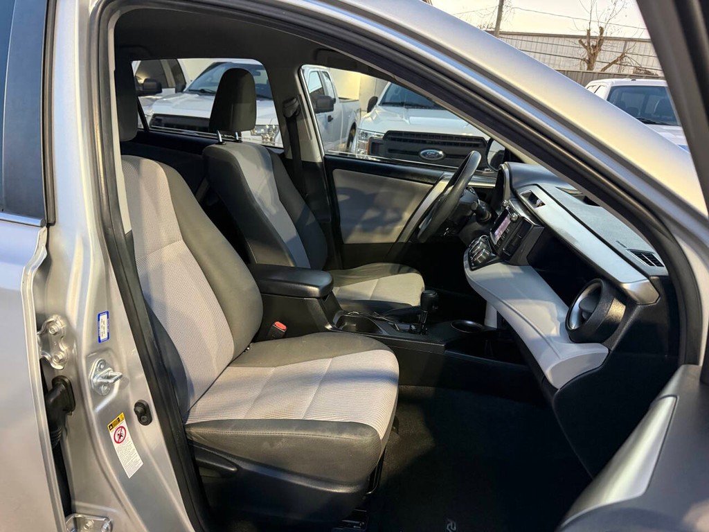 Toyota RAV4 Vehicle Full-screen Gallery Image 10