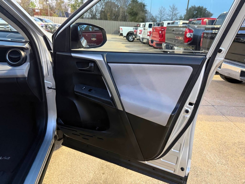 Toyota RAV4 Vehicle Full-screen Gallery Image 11