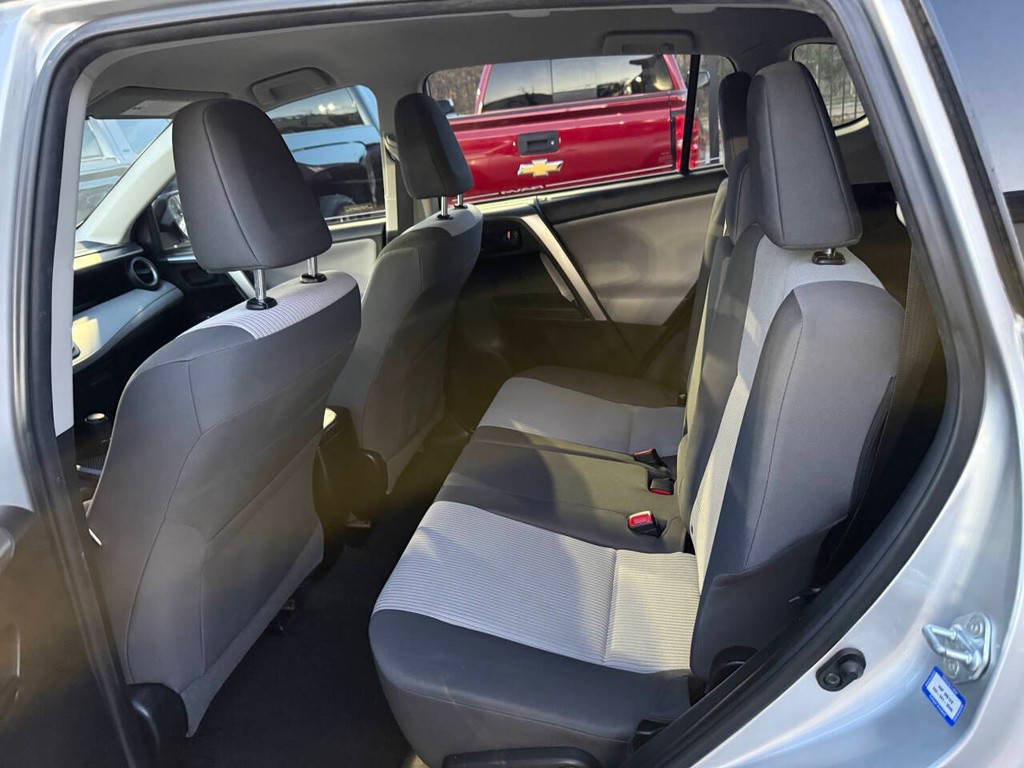 Toyota RAV4 Vehicle Full-screen Gallery Image 13