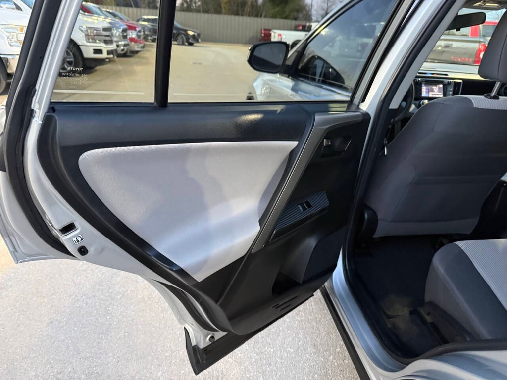 Toyota RAV4 Vehicle Full-screen Gallery Image 14