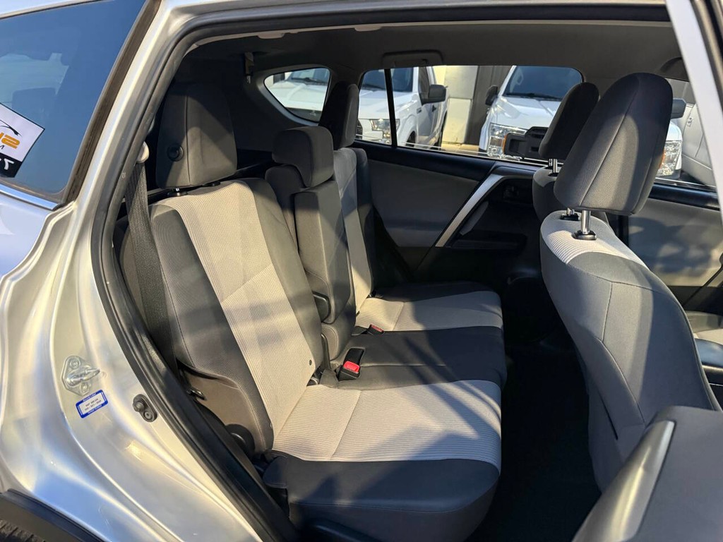 Toyota RAV4 Vehicle Full-screen Gallery Image 15