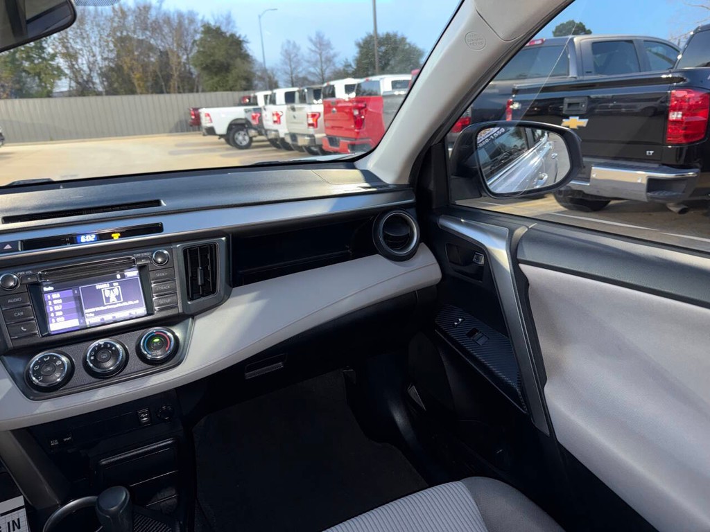 Toyota RAV4 Vehicle Full-screen Gallery Image 20