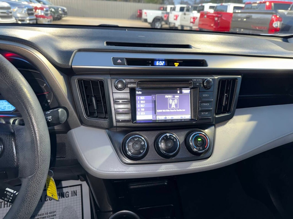 Toyota RAV4 Vehicle Full-screen Gallery Image 24