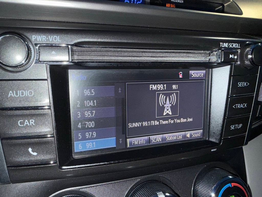 Toyota RAV4 Vehicle Full-screen Gallery Image 25