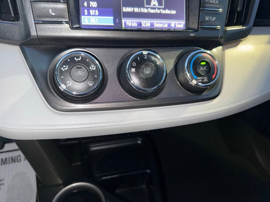 Toyota RAV4 Vehicle Full-screen Gallery Image 27