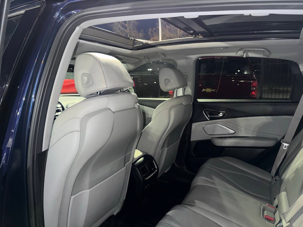Acura RDX Vehicle Full-screen Gallery Image 12