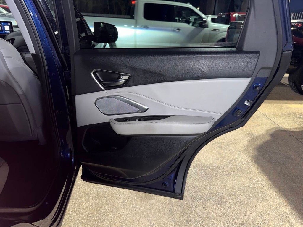 Acura RDX Vehicle Full-screen Gallery Image 16