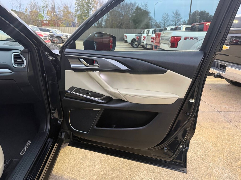 Mazda CX-9 Vehicle Full-screen Gallery Image 11